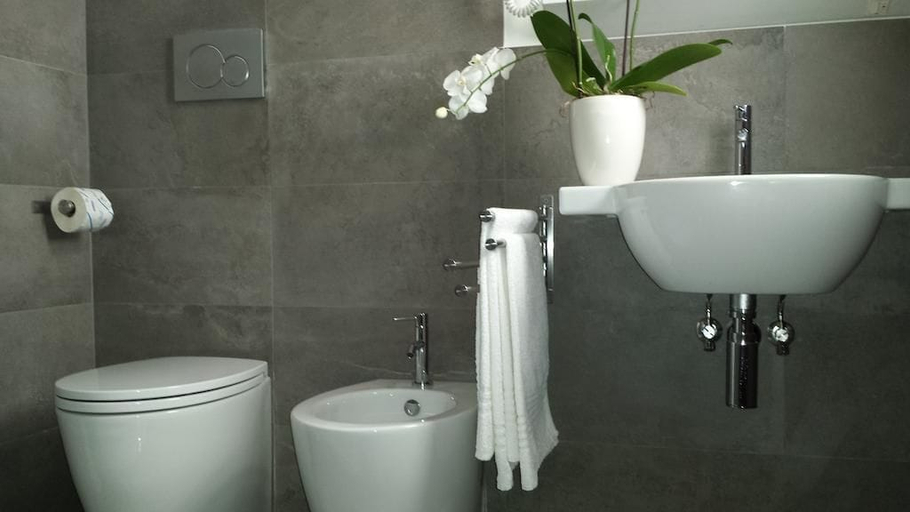 Bathroom 3, Hotel Friuli, Udine