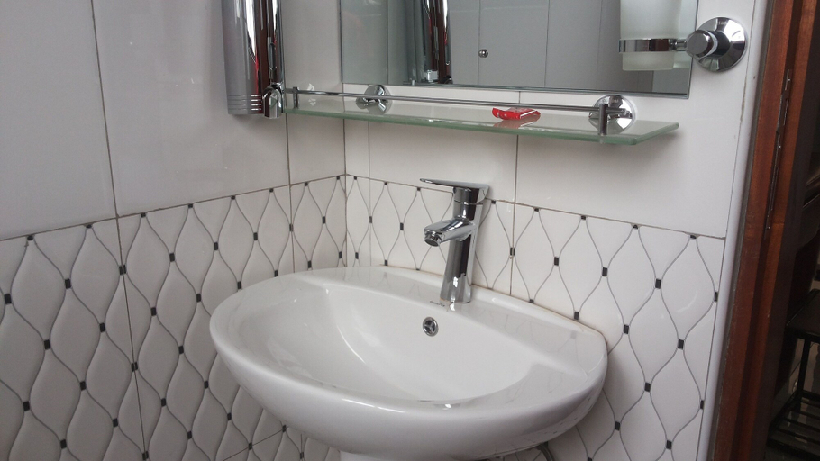 Bathroom 4, Egret Pilgrims Inn, Jinja