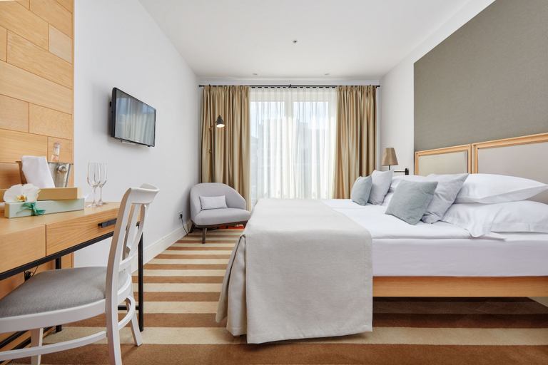 Bedroom 3, Crowne Plaza BUDVA by IHG