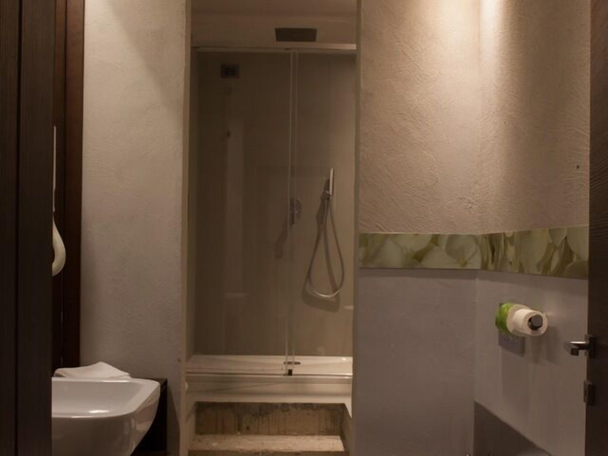 Bathroom 5, Locanda del Benaco, Brescia