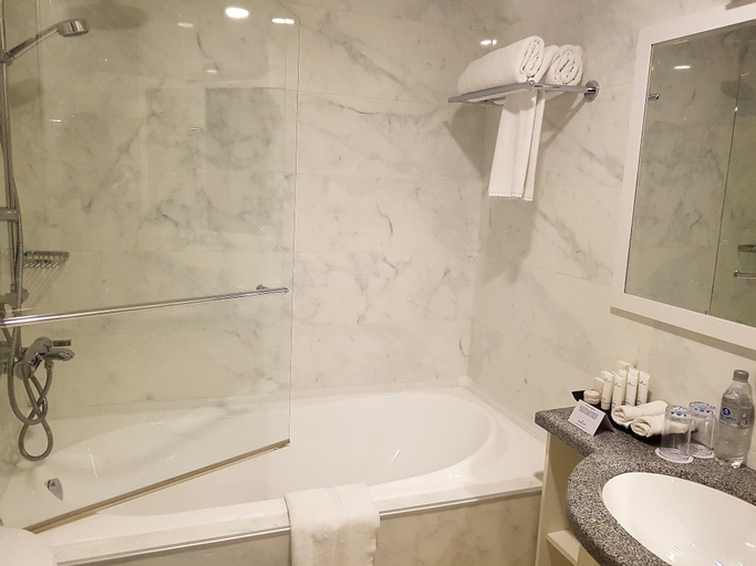Bathroom 4, Ramada by Wyndham Bishkek Centre, Bishkek