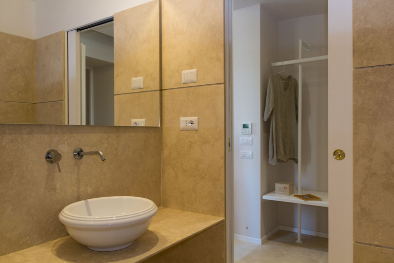 Bathroom 5, La Casa di Iulia, Rome