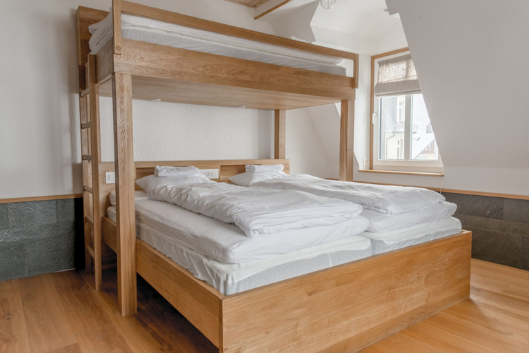 Bedroom 4, GRAND your home with common kitchens with self check-in, Obwalden
