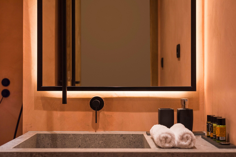Bathroom 5, Madonna del Mare, Crete