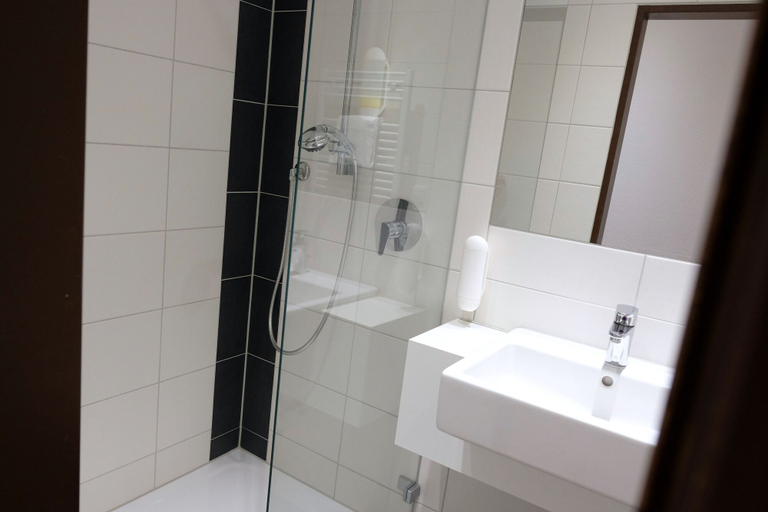 Bathroom 4, Romantica Hotel Blauer Hecht, Ansbach