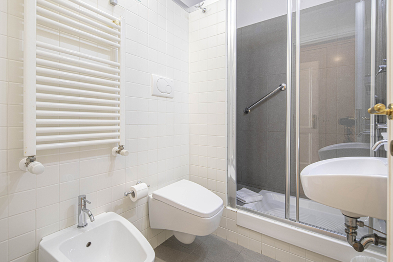 Bathroom 5, Residenza Castrense, Rome