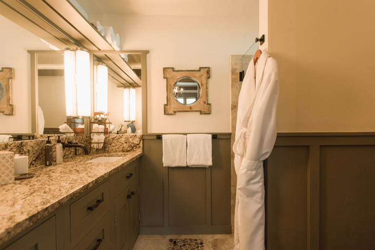 Bathroom 5, Highland Haven Creekside Inn, Jefferson