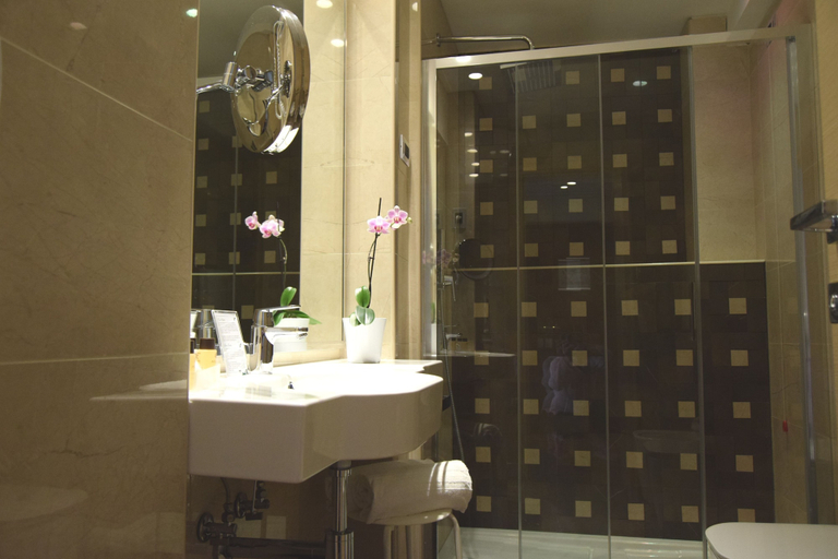 Bathroom 5, Hotel Continental, Messina