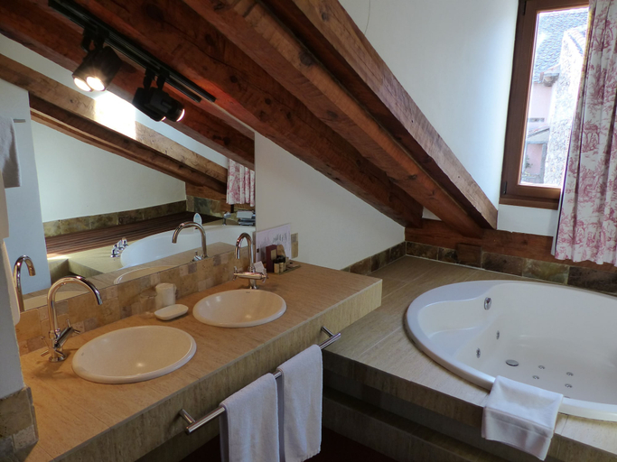Bathroom 5, Hostería del Arco, Segovia