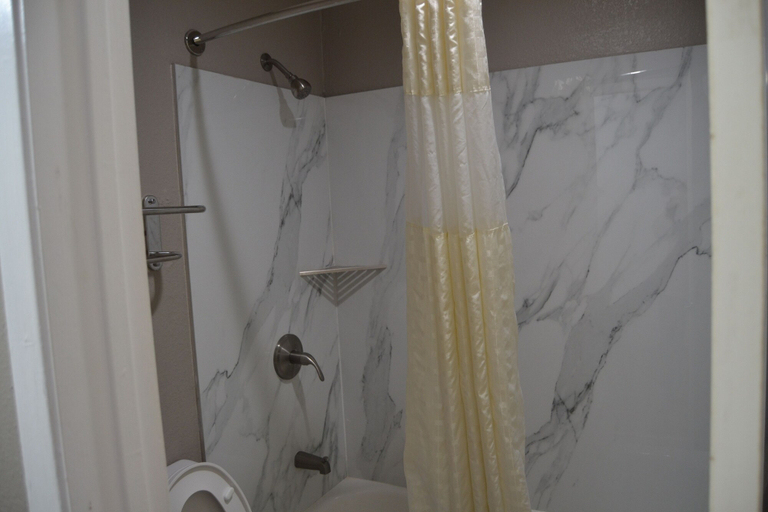 Bathroom, Deluxe INN, Irving