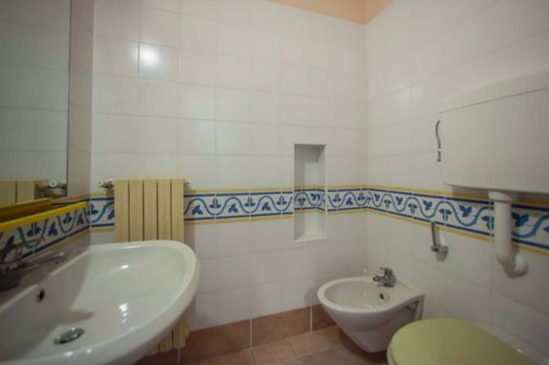 Bathroom 4, The Garda Village, Brescia