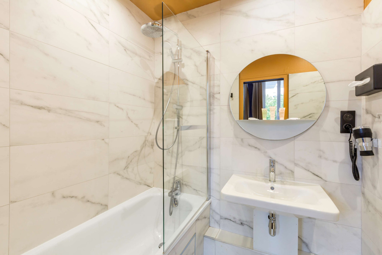 Bathroom 4, Best Western Hôtel Centre Reims, Marne