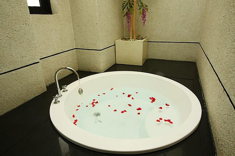 Bathroom 2, Gold Sandy Beach Hotel, Pingtung