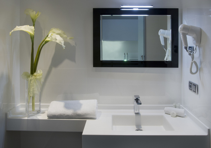 Bathroom 4, Salamanca Suite Studios, Salamanca