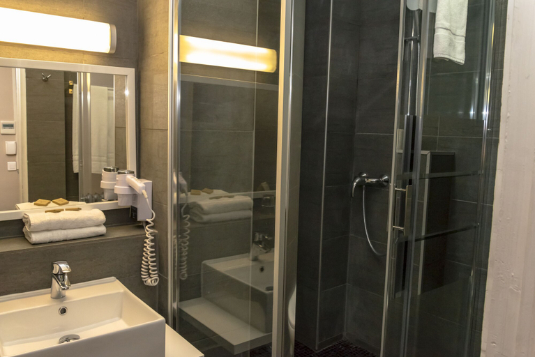 Bathroom 5, Hotel Amirauté, Alpes-Maritimes