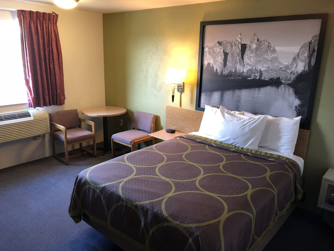 Bedroom 3, Super 8 by Wyndham Redmond, Deschutes