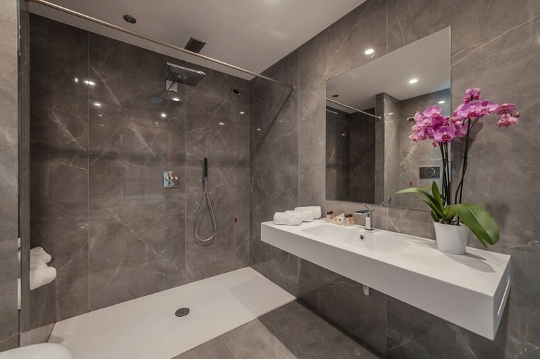 Bathroom 5, Hotel Continental, Messina
