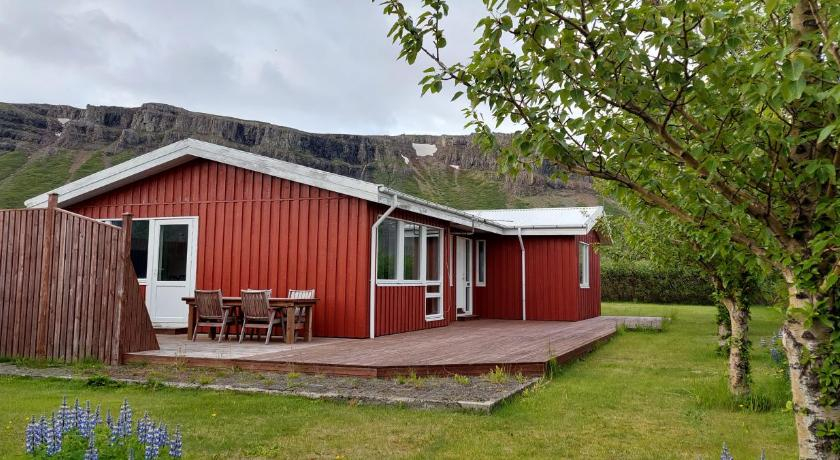 Ægisholt privete house with hot tub, Vesturbyggð