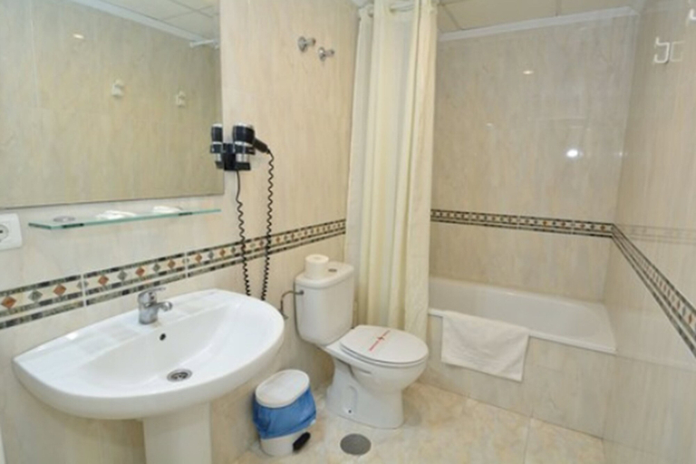 Bathroom 3, HC Burriana Playa - Apartamentos Turísticos, Málaga