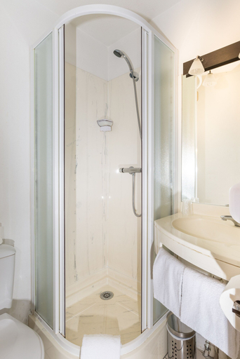 Bathroom 4, Brit Hotel Chambery, Savoie