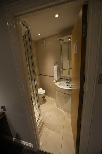 Bathroom 4, Best Western Victoria Palace, London