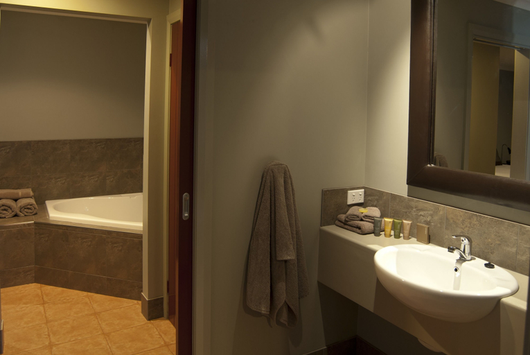 Bathroom 4, Bairnsdale Motel, E. Gippsland - Bairnsdale