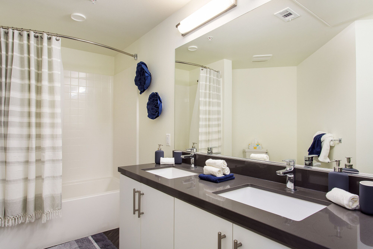 Bathroom 4, Luxurious 2BD & Den Hollywood Apartment, Los Angeles
