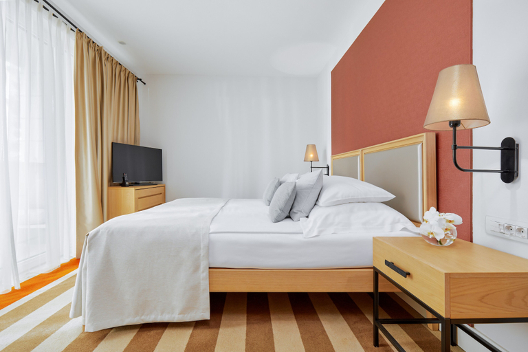 Bedroom 3, Crowne Plaza BUDVA by IHG