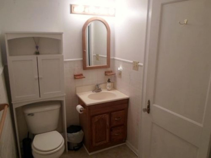 Bathroom 4, The Teacherage, Gates