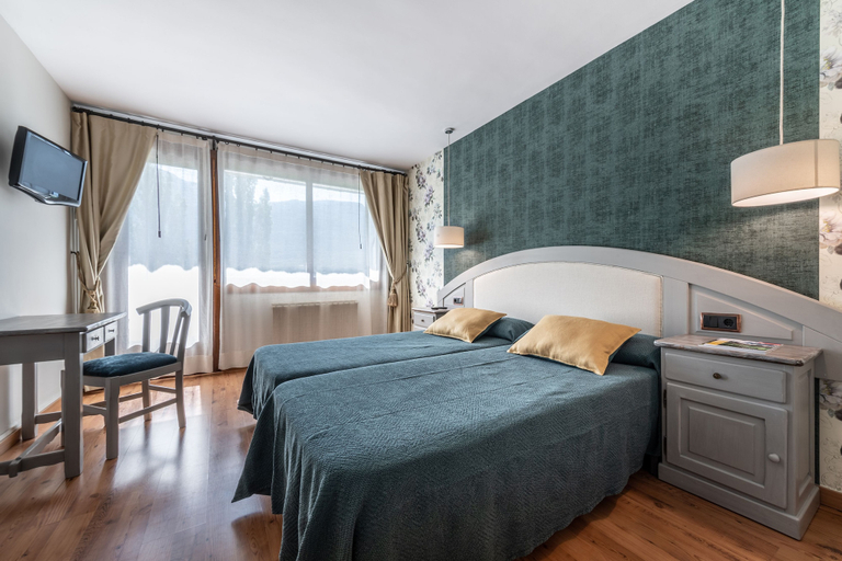 Bedroom 3, Hotel de Montaña El Mirador, Huesca