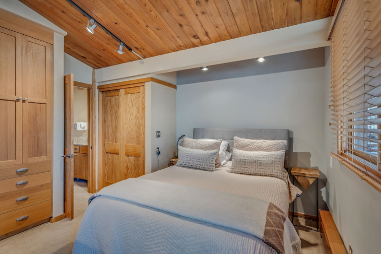 Bedroom 3, Laurelwood Condominiums, Pitkin