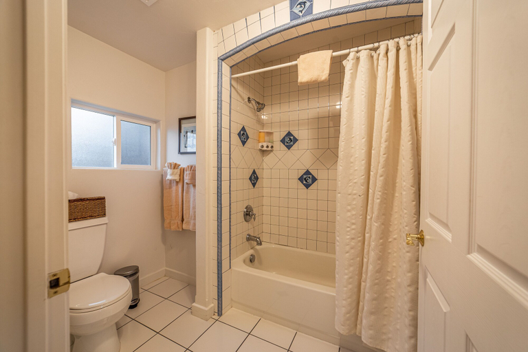 Bathroom 5, The Islander Inn, Lake