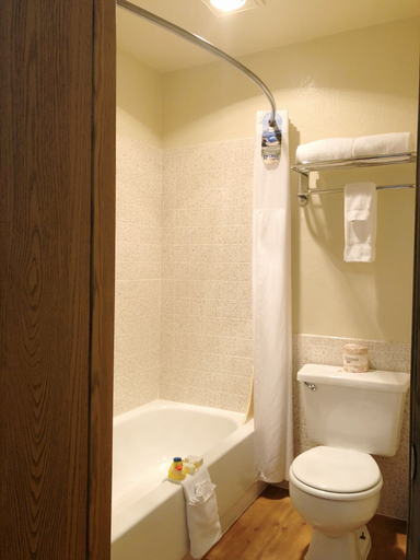 Bathroom 4, River House Inn, a Baymont by Wyndham, Lane