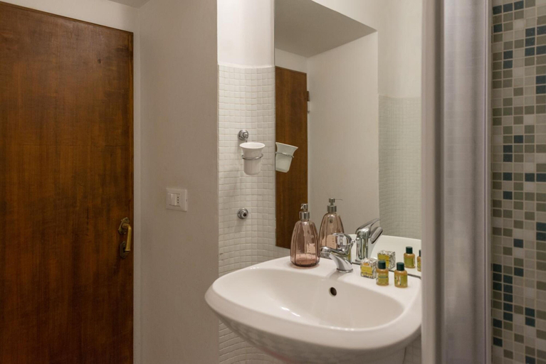 Bathroom 5, Corte dei Neri, Florence