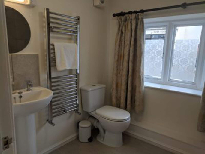 Bathroom, Cotswolds Valleys Accommodation-Med Hall, Gloucestershire