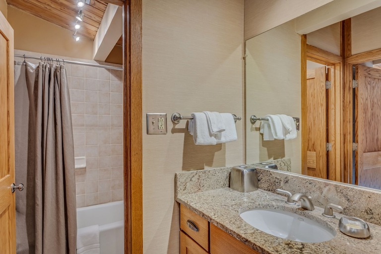 Bathroom 4, Laurelwood Condominiums, Pitkin