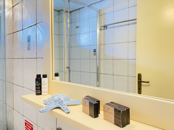 Bathroom 5, Gerani Studios, South Aegean