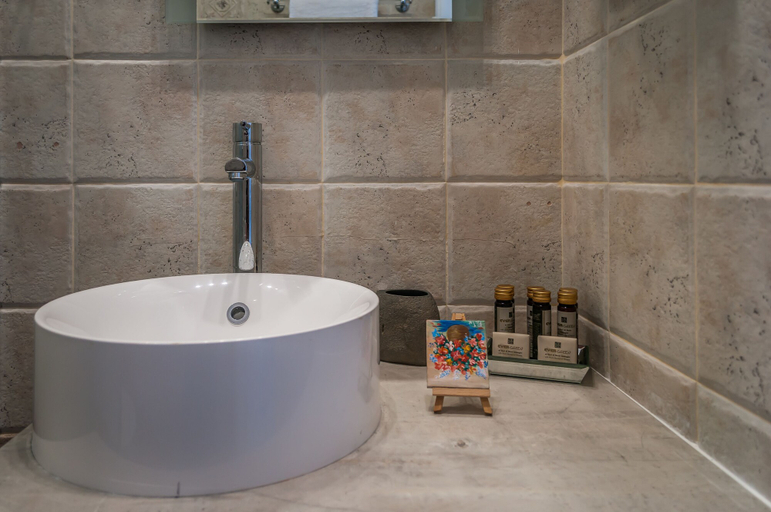 Bathroom, Akroploron, South Aegean