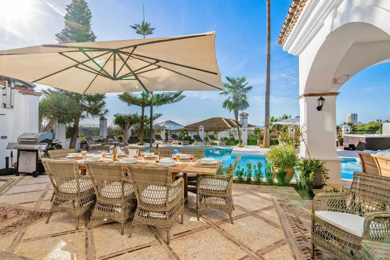 Food & Drinks, Super Villa Near Beach with Heated Pool, Málaga