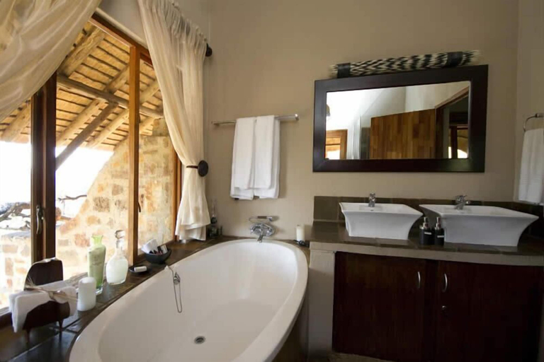 Bathroom 3, Umzolozolo Private Safari Lodge, Uthukela