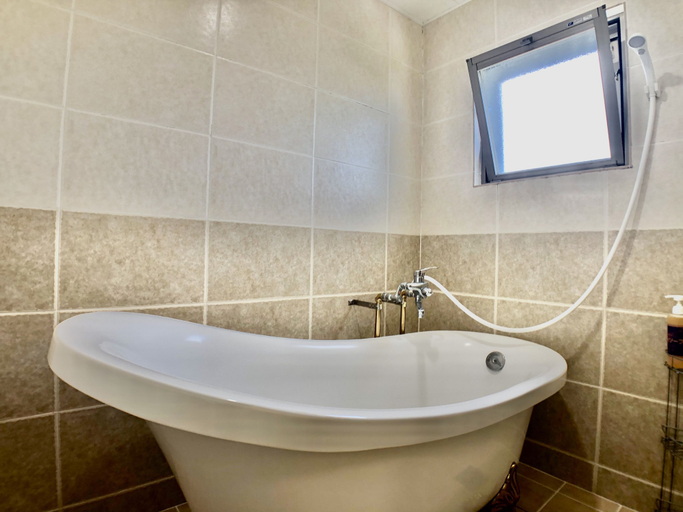Bathroom 3, rob cond, Naha