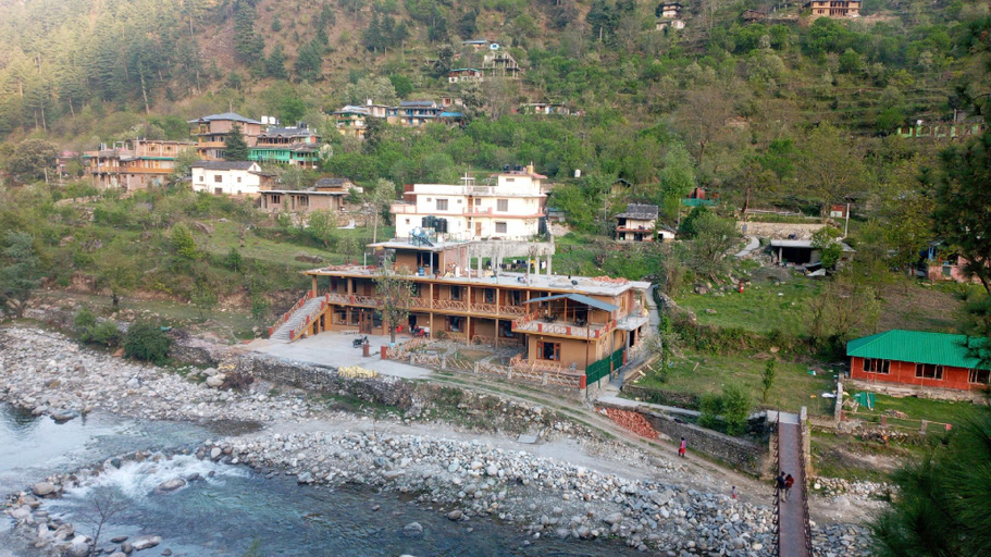 Exterior & Views