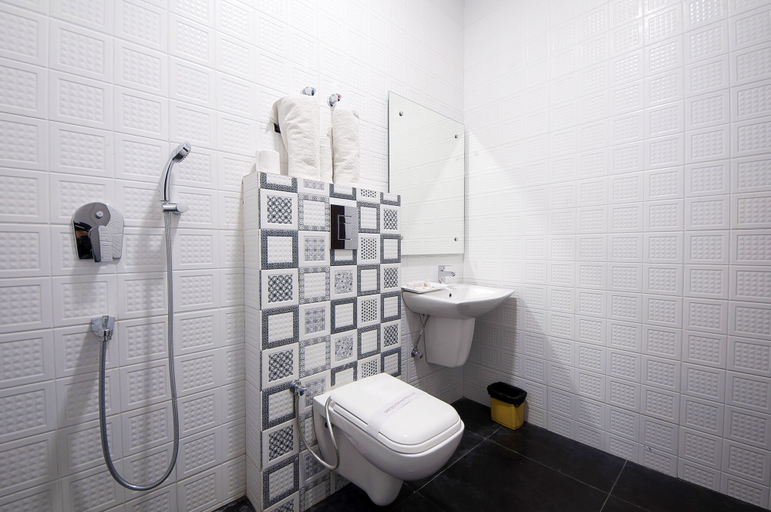Bathroom 3, Hotel Delhi Darbar, Delhi