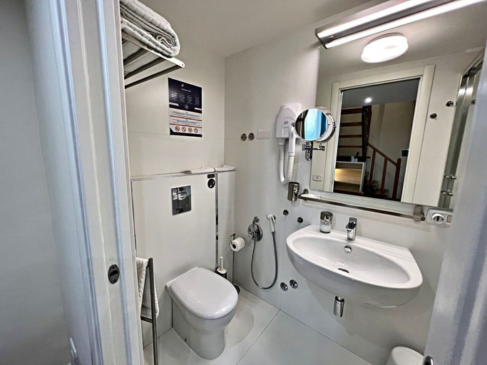 Bathroom 5, DayBreak B&B, Napoli