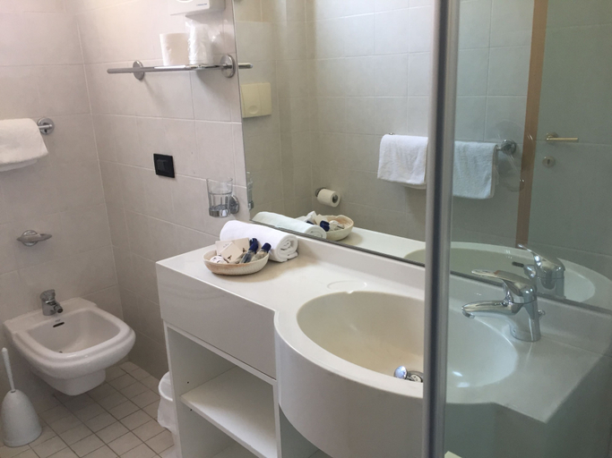 Bathroom 5, Hotel La Conchiglia, Rimini