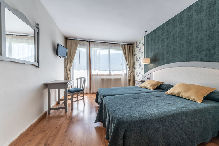 Bedroom 2, Hotel de Montaña El Mirador, Huesca