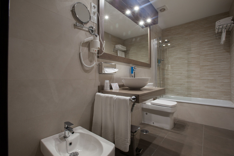 Bathroom 4, Hotel Don Paco, Málaga