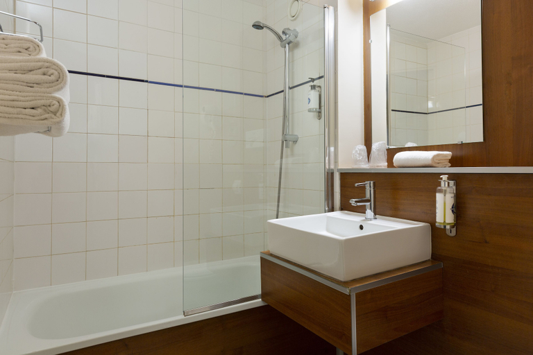 Bathroom 4, Comfort Hotel Lille Lomme, Nord