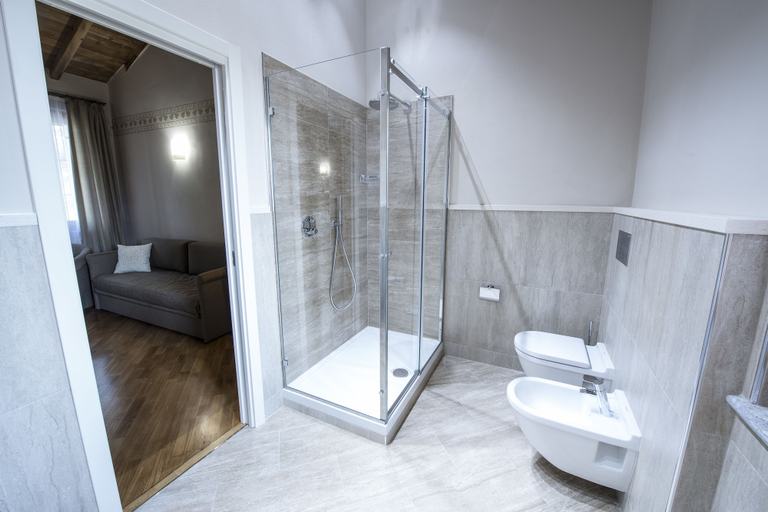 Bathroom 4, Hotel Sesmones, Lodi