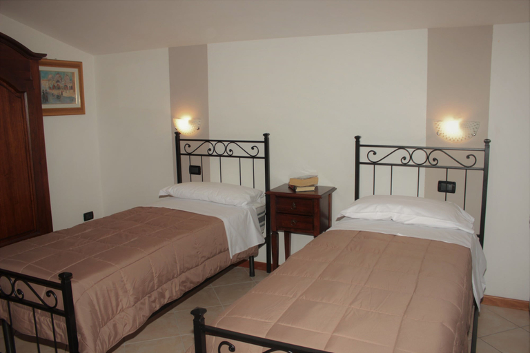 Bedroom 3, Albergo Navene, Verona